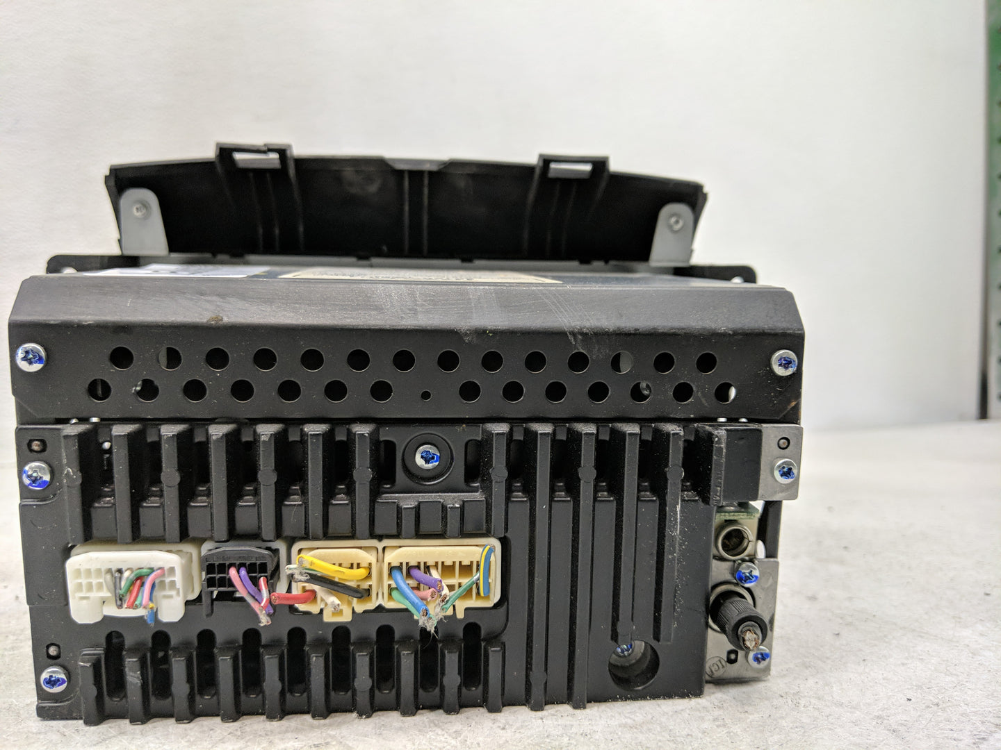 2005 Toyota Sienna Radio AM FM Cd Player Receiver Replacement P/N:86120-AE011 Fits OEM Used Auto Parts - Oemusedautoparts1.c