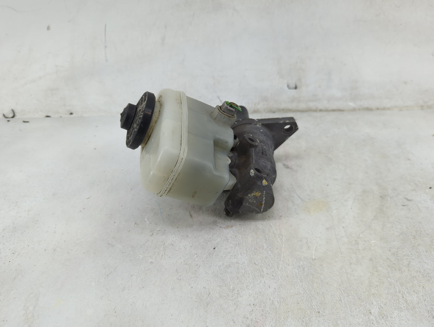 2005-2008 Toyota Tacoma Brake Master Cylinder - Oemusedautoparts1.com
