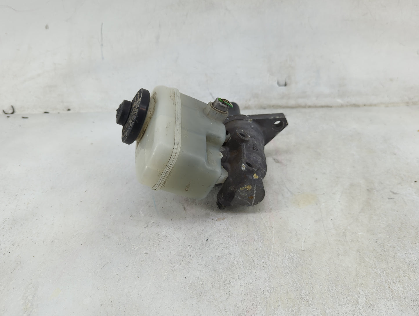 2005-2008 Toyota Tacoma Brake Master Cylinder - Oemusedautoparts1.com