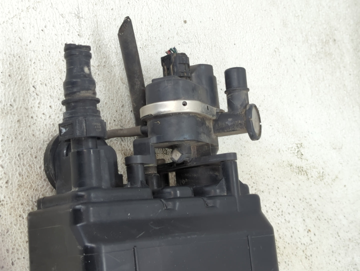 2005 Toyota Tundra Fuel Vapor Charcoal Canister - Oemusedautoparts1.com