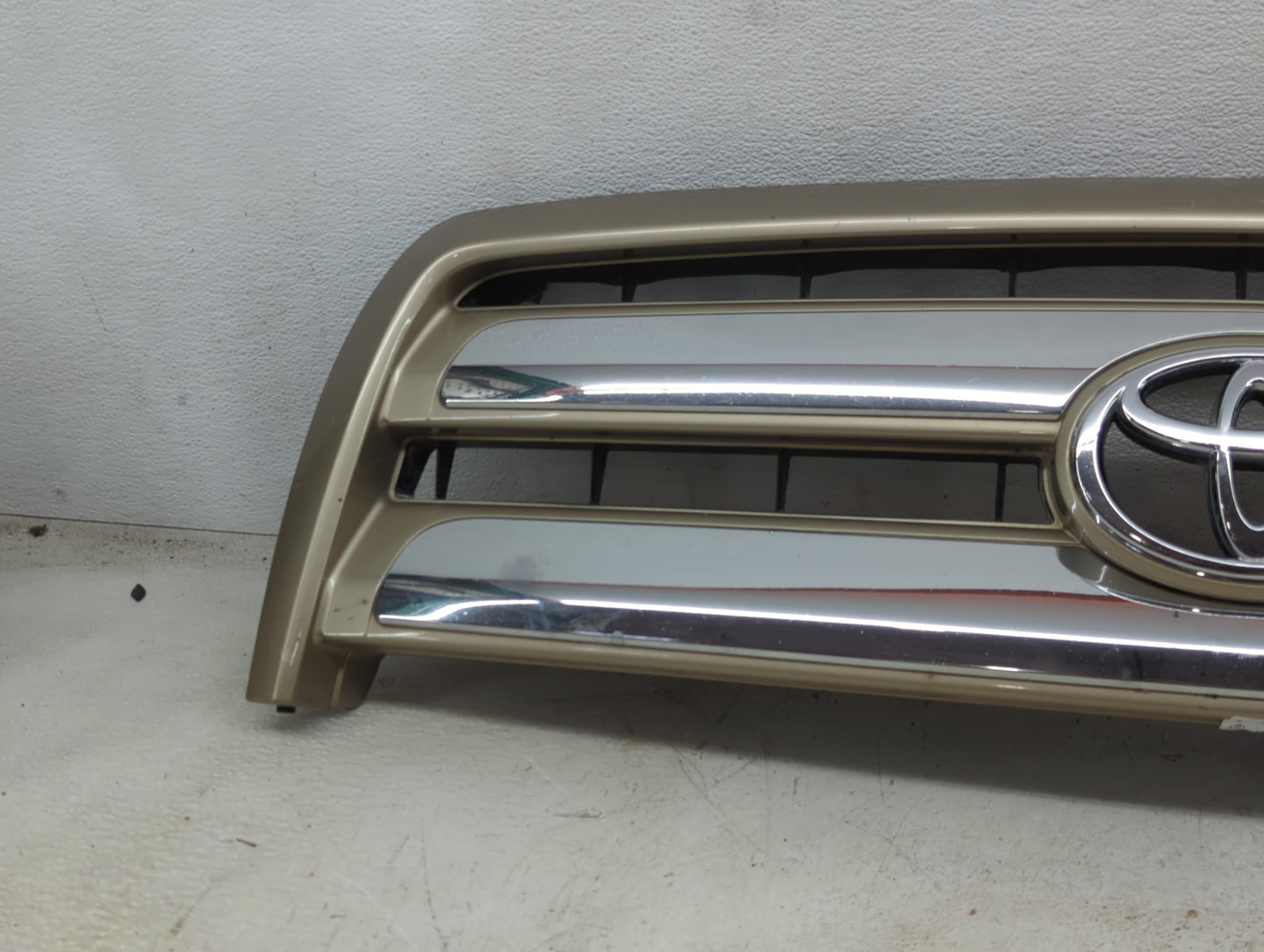2004-2006 Toyota Tundra Front Grille Bumper Not Included - Oemusedautoparts1.com