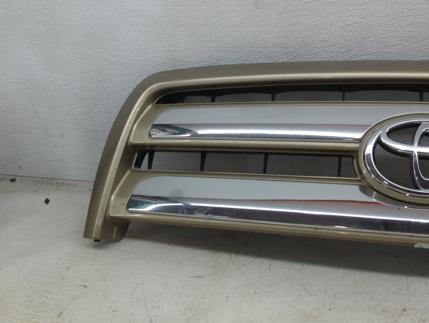 2004-2006 Toyota Tundra Front Grille Bumper Not Included - Oemusedautoparts1.com