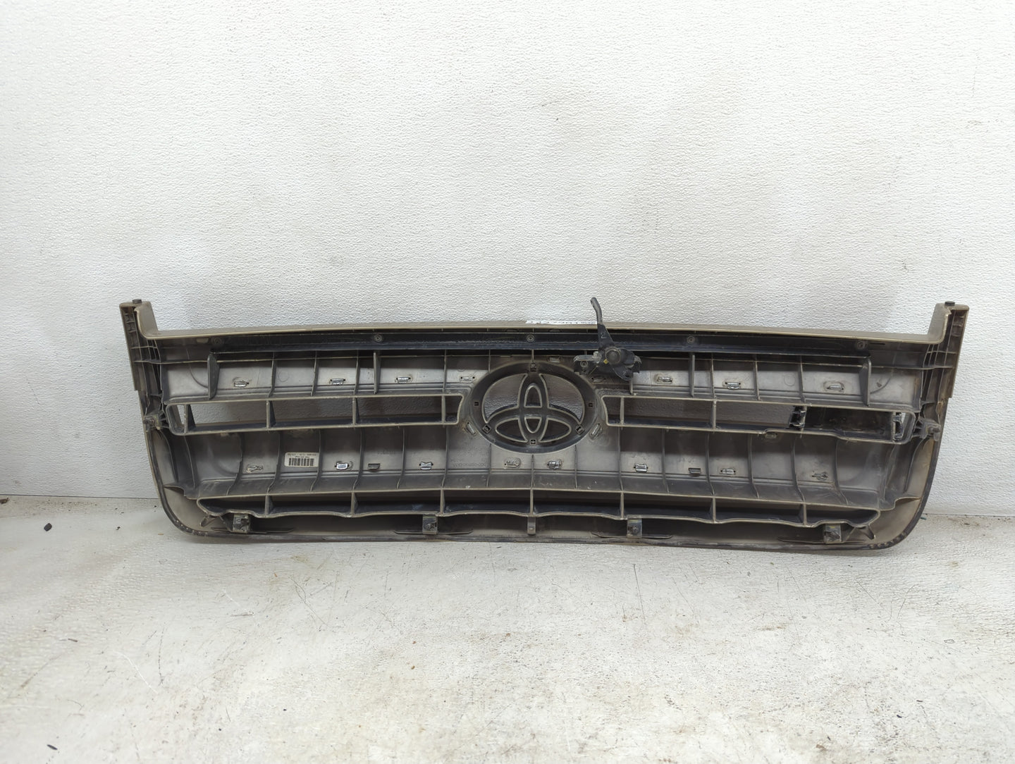 2004-2006 Toyota Tundra Front Grille Bumper Not Included - Oemusedautoparts1.com