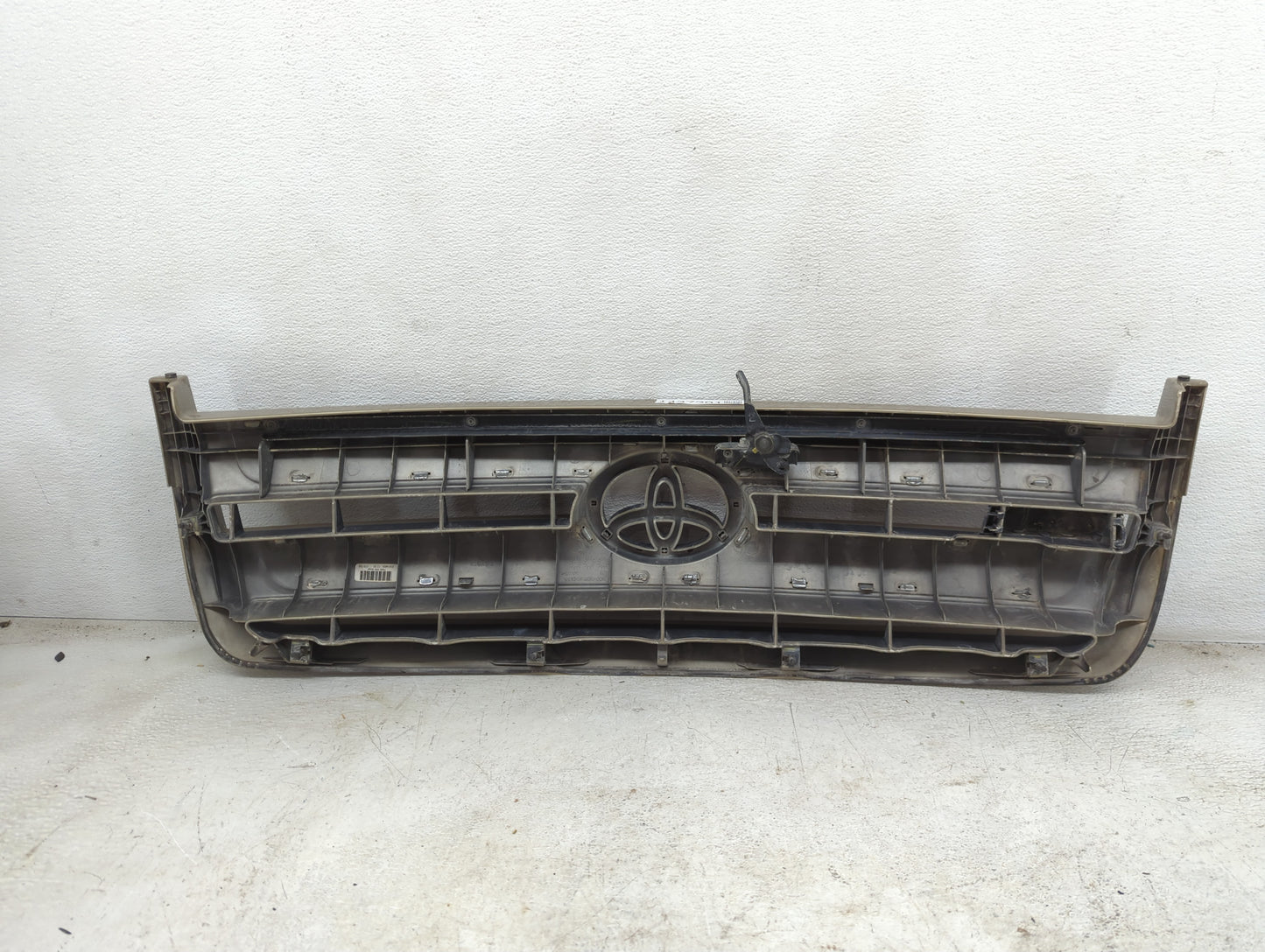 2004-2006 Toyota Tundra Front Grille Bumper Not Included - Oemusedautoparts1.com