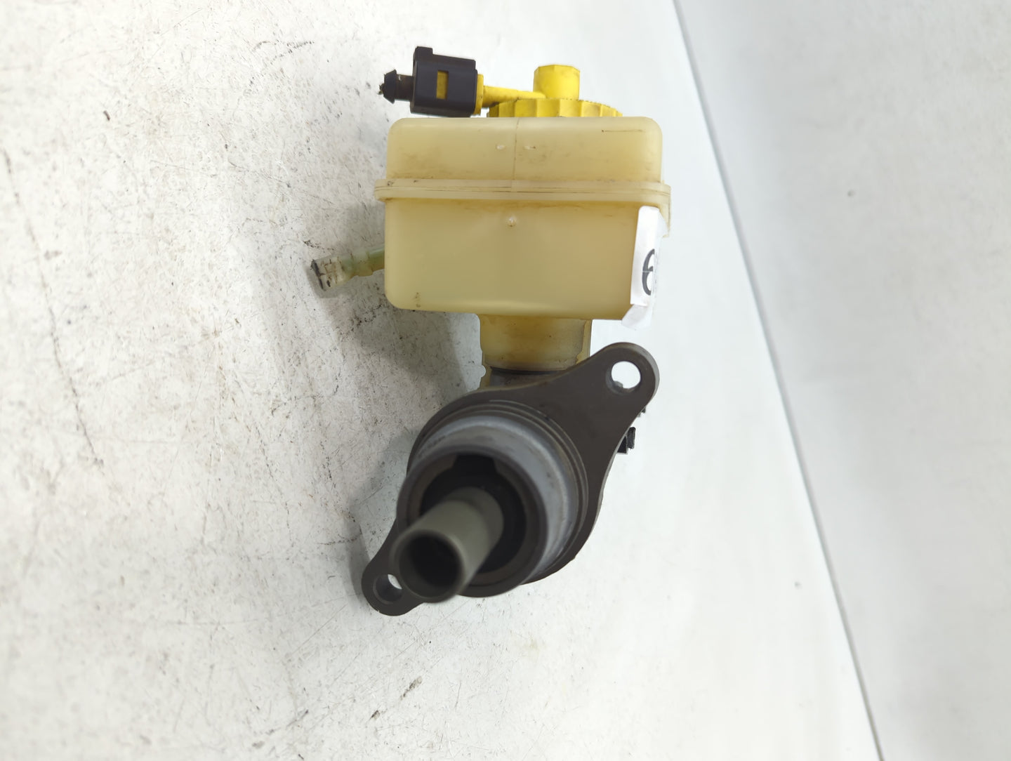 1998-2005 Volkswagen Beetle Brake Master Cylinder 610674 - Oemusedautoparts1.com