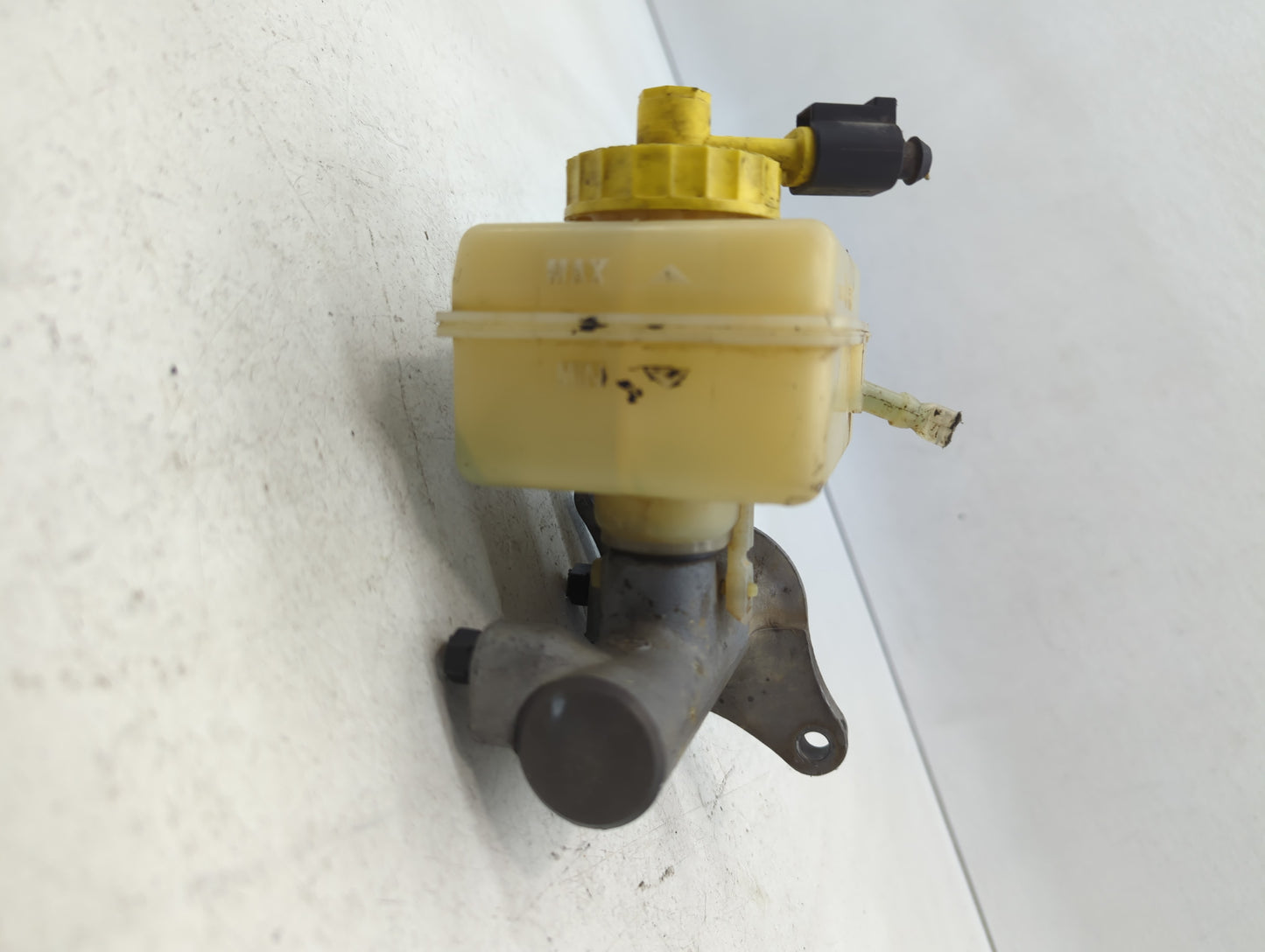 1998-2005 Volkswagen Beetle Brake Master Cylinder 610674 - Oemusedautoparts1.com