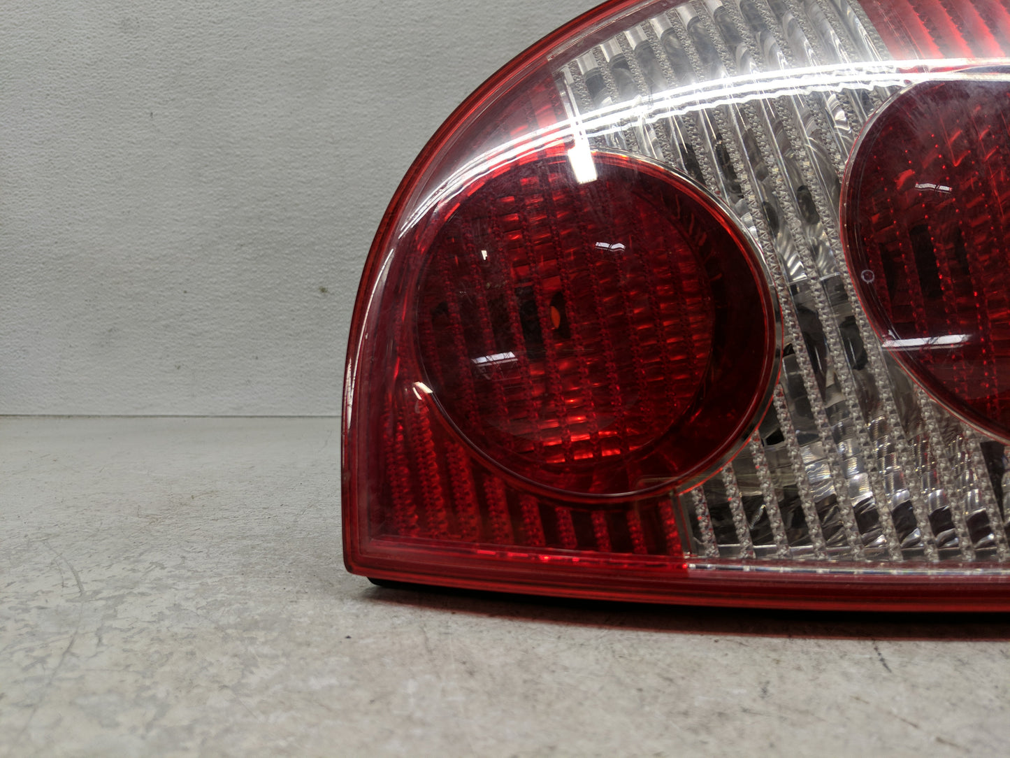 2002-2004 Volkswagen Passat Tail Light Assembly Passenger Right OEM P/N:3B5 945 096AC Fits Fits 2002 2003 2004 OEM Used Auto