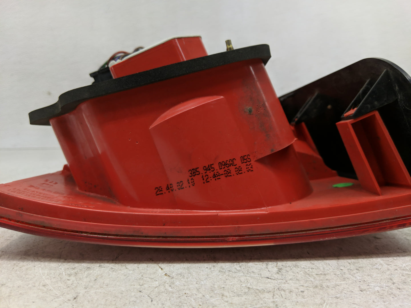 2002-2004 Volkswagen Passat Tail Light Assembly Passenger Right OEM P/N:3B5 945 096AC Fits Fits 2002 2003 2004 OEM Used Auto