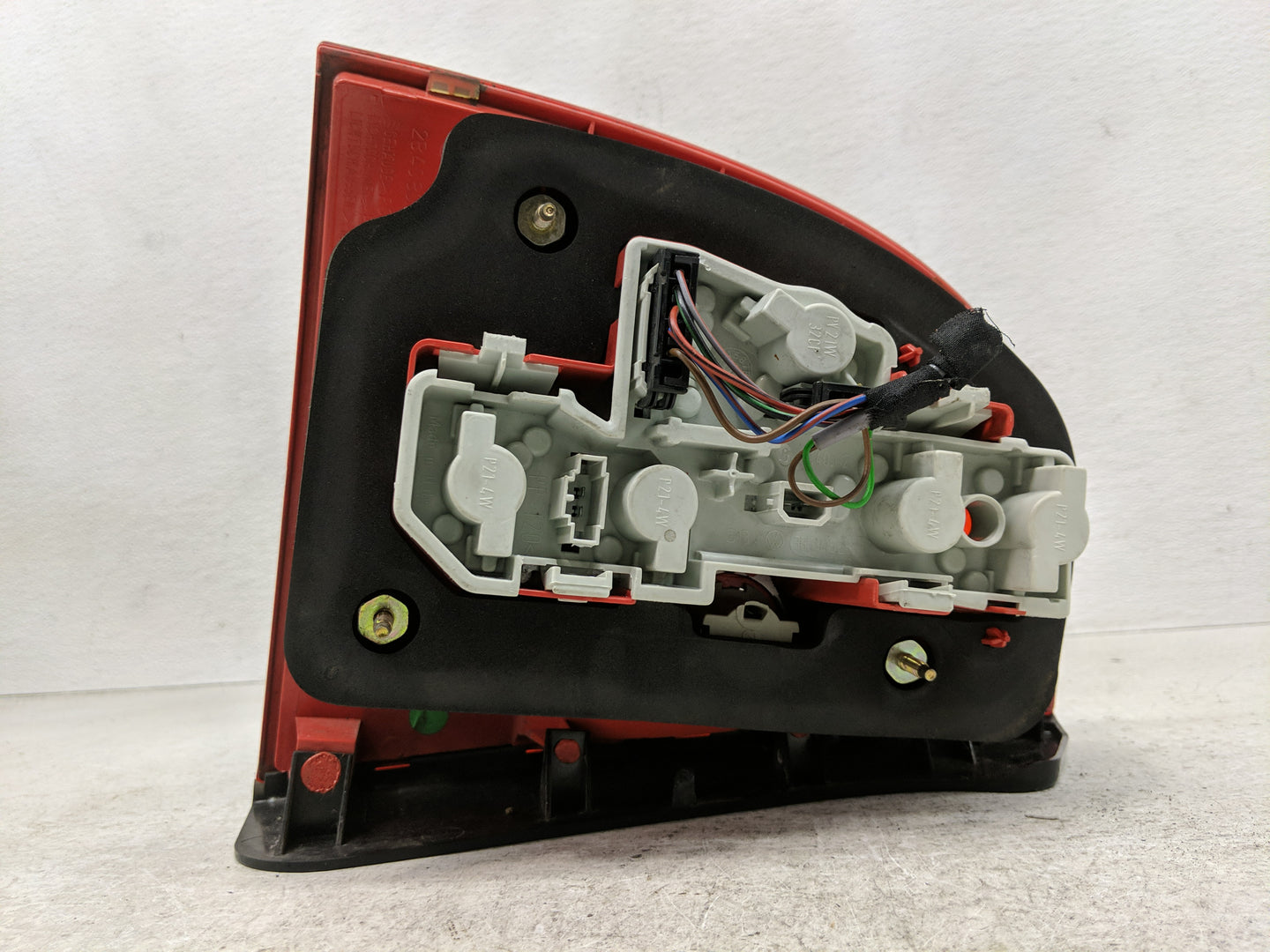 2002-2004 Volkswagen Passat Tail Light Assembly Passenger Right OEM P/N:3B5 945 096AC Fits Fits 2002 2003 2004 OEM Used Auto