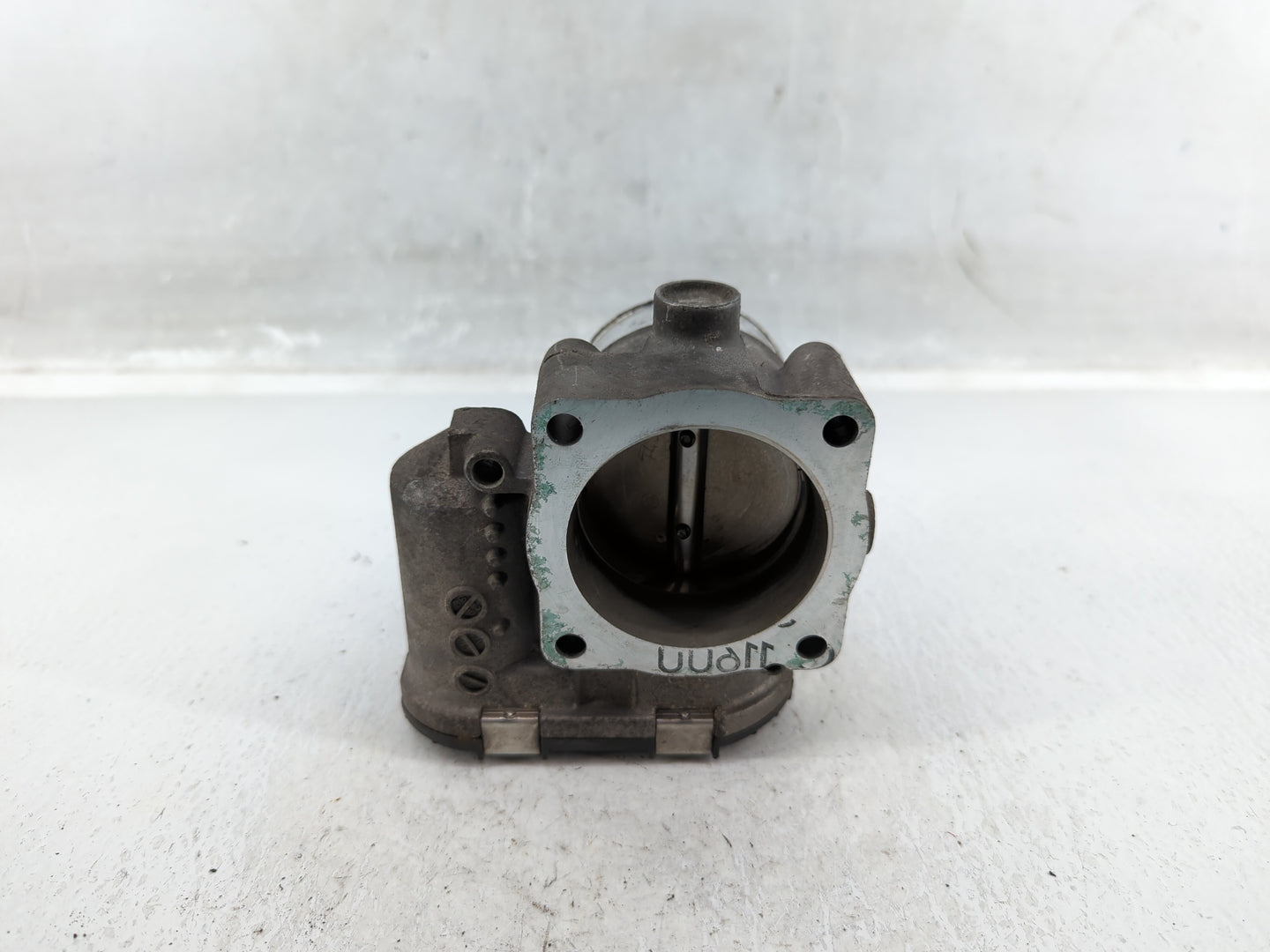 1999-2005 Volkswagen Passat Throttle Body P/N:06B 133 062 M Fits Fits 1999 2000 2001 2002 2003 2004 2005 2006 OEM Used Auto 
