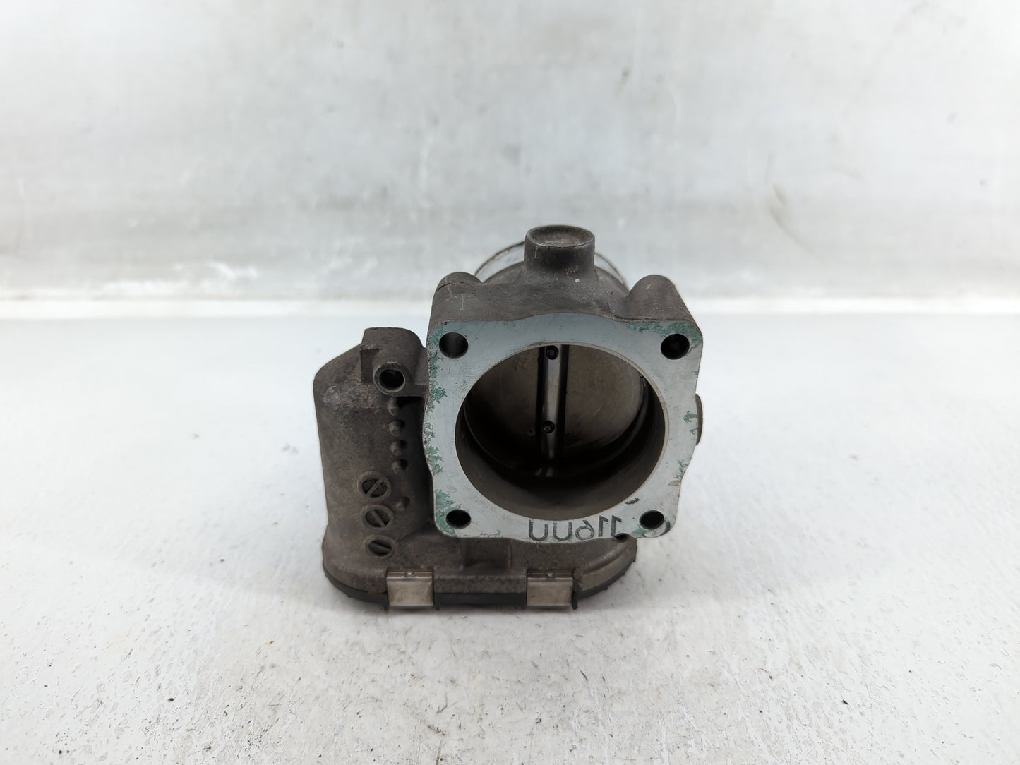 1999-2005 Volkswagen Passat Throttle Body P/N:06B 133 062 M Fits Fits 1999 2000 2001 2002 2003 2004 2005 2006 OEM Used Auto 