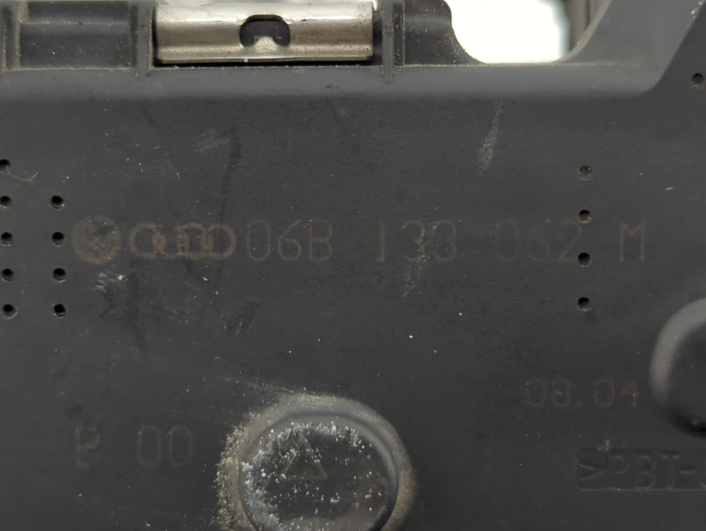 1999-2005 Volkswagen Passat Throttle Body P/N:06B 133 062 M Fits Fits 1999 2000 2001 2002 2003 2004 2005 2006 OEM Used Auto 