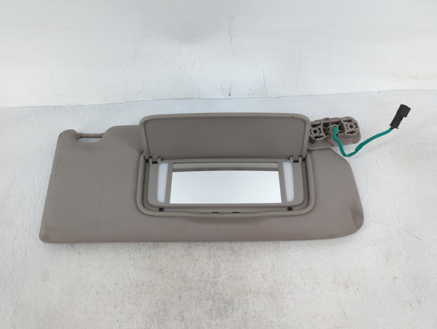 2004-2006 Volvo S40 Sun Visor Shade Replacement Passenger Right Mirror Fits Fits 2004 2005 2006 OEM Used Auto Parts - Oemuse