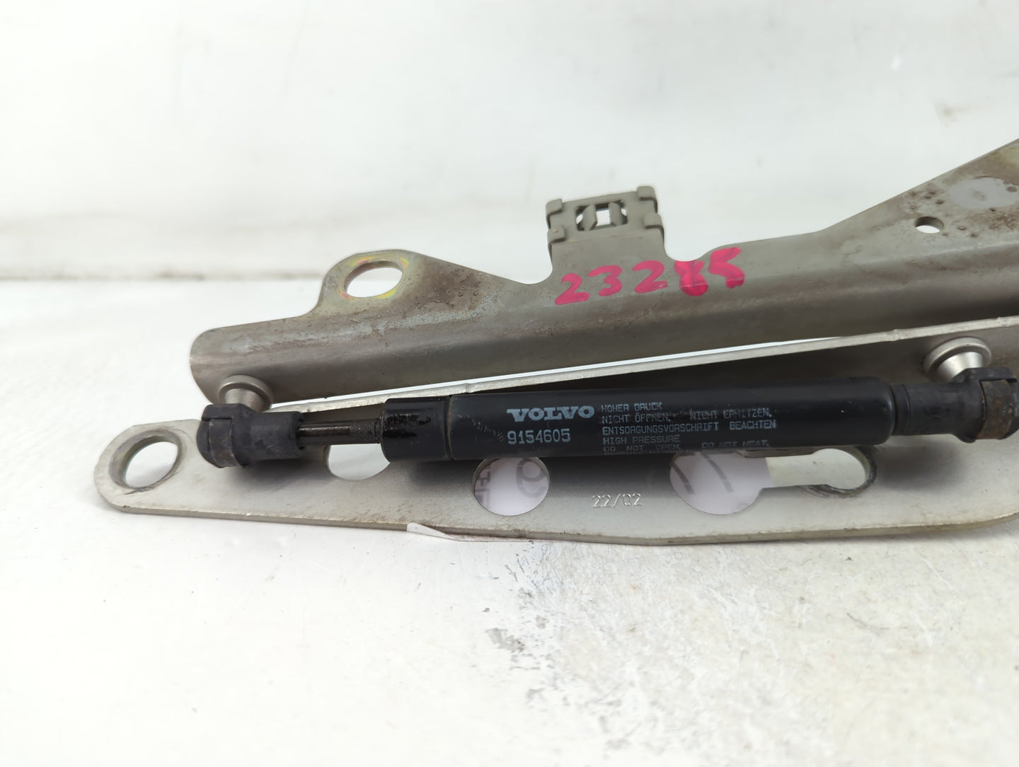 2005 Volvo S80 Driver Left Hood Hinge - Oemusedautoparts1.com