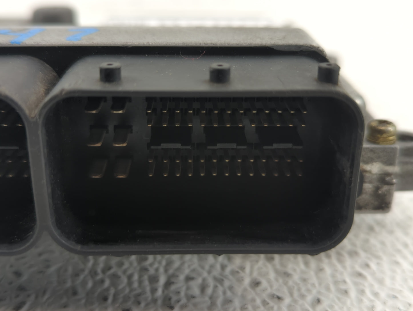 2005 Volvo V40 PCM Engine Control Computer ECU ECM PCU OEM P/N:P30650677 P30743102 Fits Fits 2004 2006 OEM Used Auto Parts -