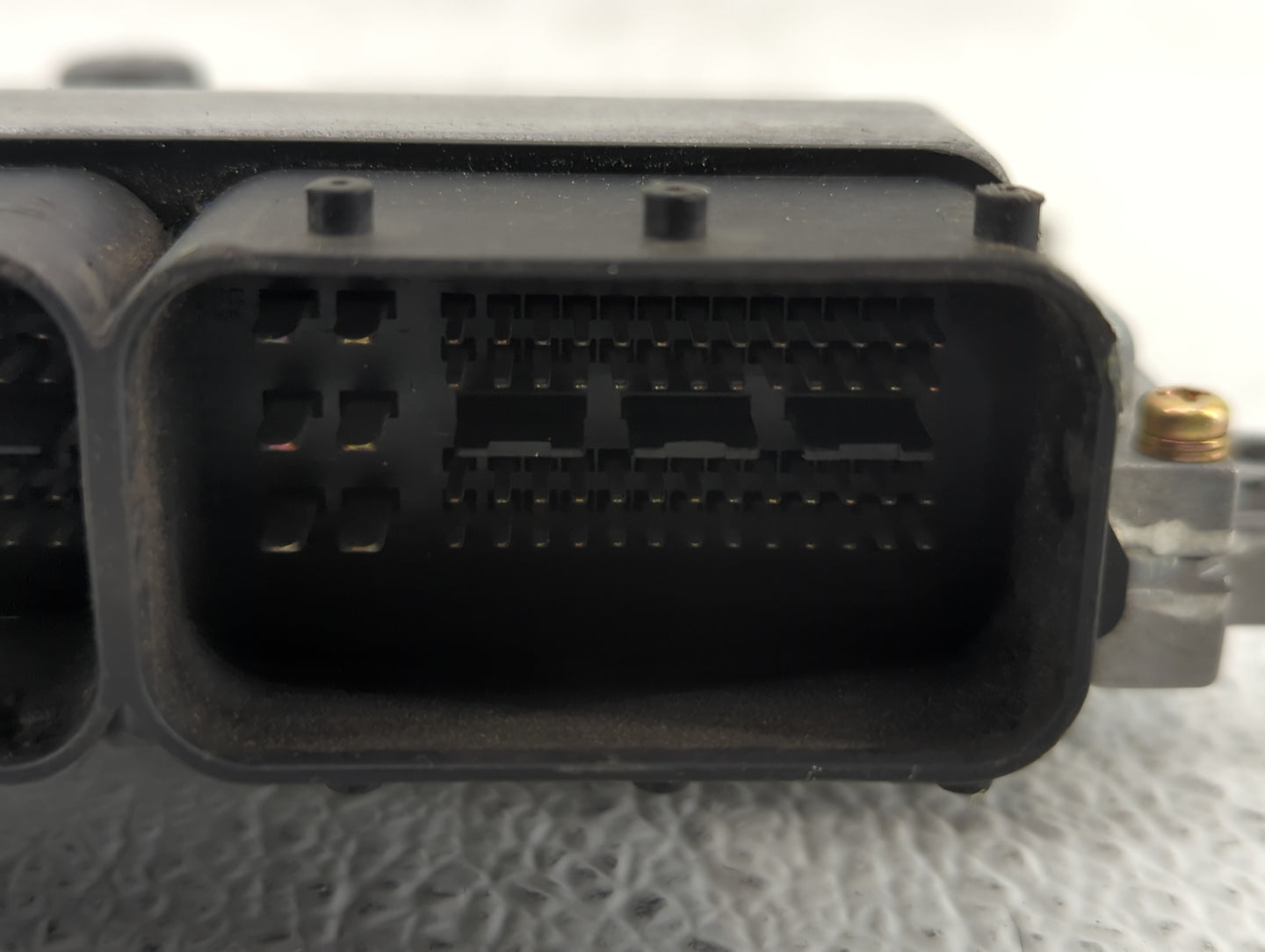 2005 Volvo V40 PCM Engine Control Computer ECU ECM PCU OEM P/N:P30650677 P30743102 Fits Fits 2004 2006 OEM Used Auto Parts -