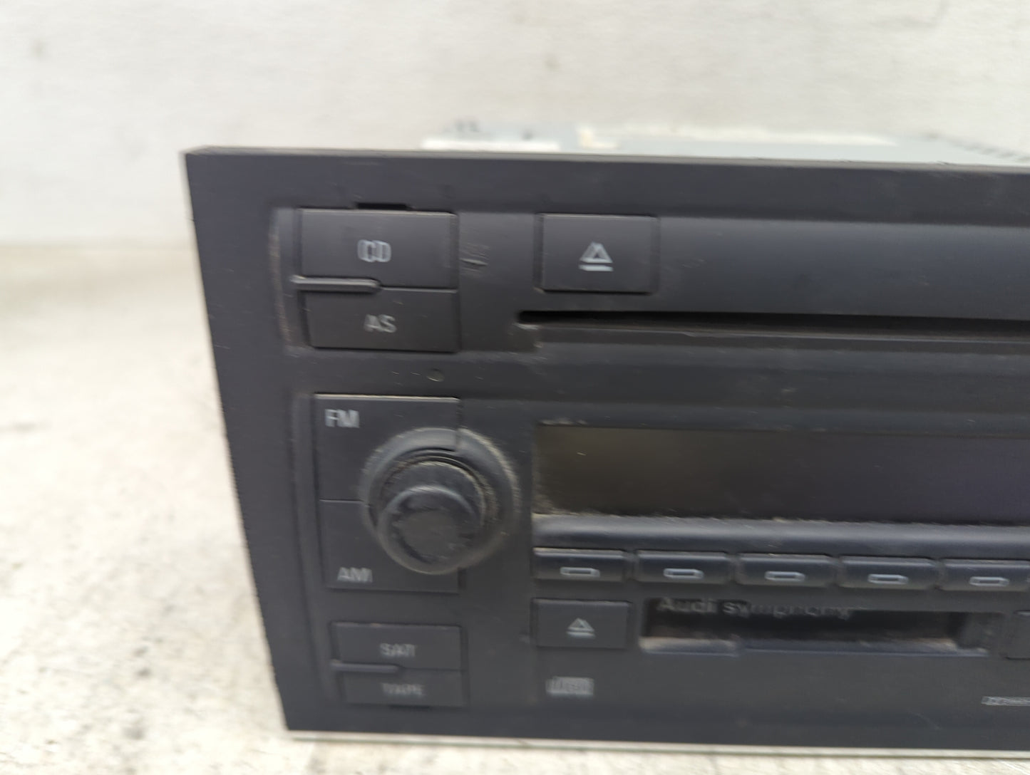2006 Audi A4 Radio AM FM Cd Player Receiver Replacement P/N:8E0035195H CQ-EA1360LC Fits OEM Used Auto Parts - Oemusedautopar