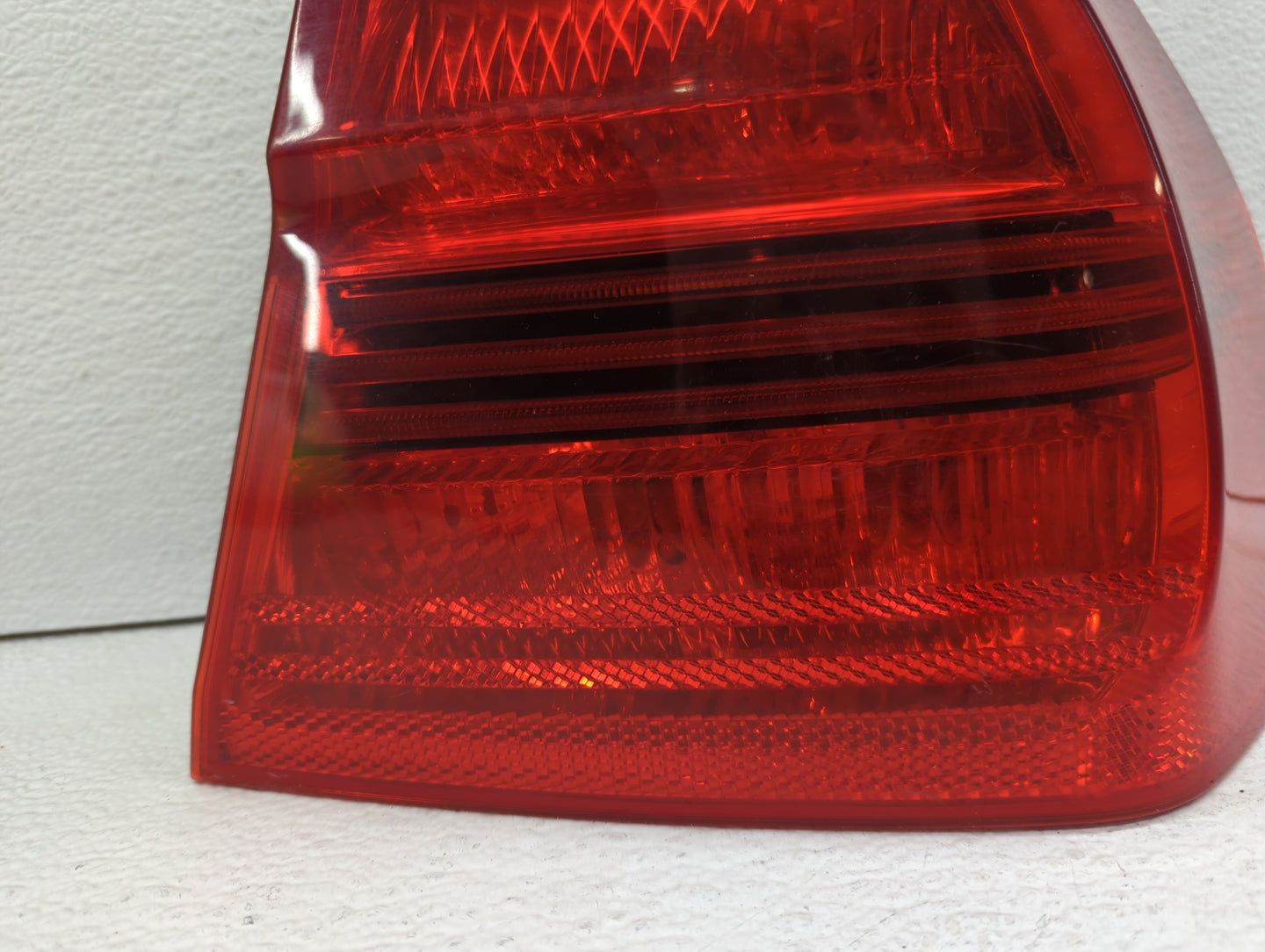 2006-2008 Bmw 323i Tail Light Assembly Driver Left OEM P/N:7 161 956 Fits Fits 2006 2007 2008 OEM Used Auto Parts - Oemuseda
