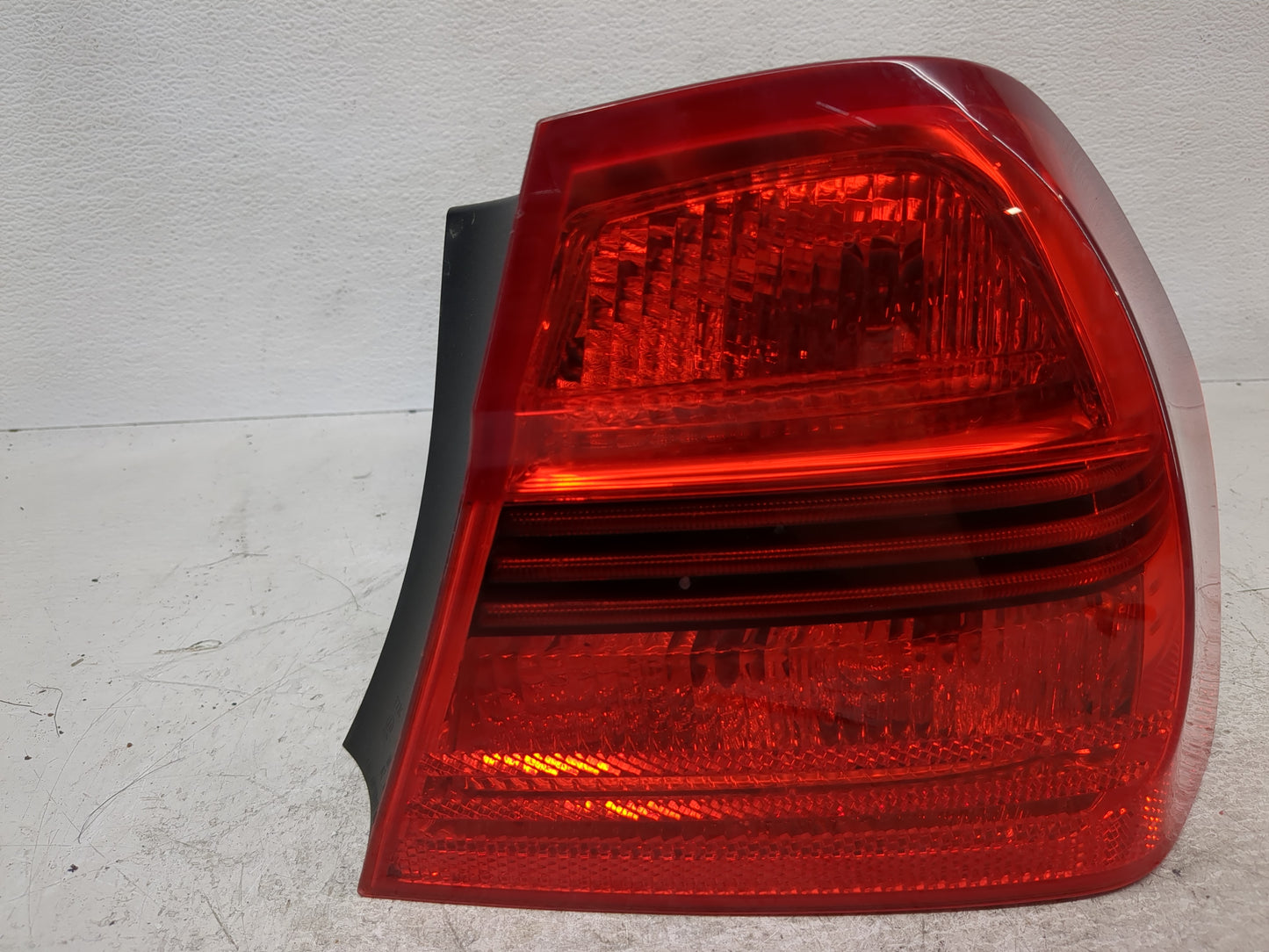 2006 Bmw 325i Tail Light Assembly Passenger Right OEM P/N:7161159 27.63.02.20 Fits Fits 2007 2008 OEM Used Auto Parts - Oemu