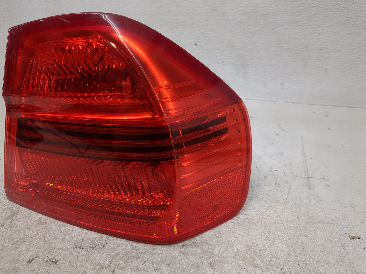 2006 Bmw 325i Tail Light Assembly Passenger Right OEM P/N:7161159 27.63.02.20 Fits Fits 2007 2008 OEM Used Auto Parts - Oemu