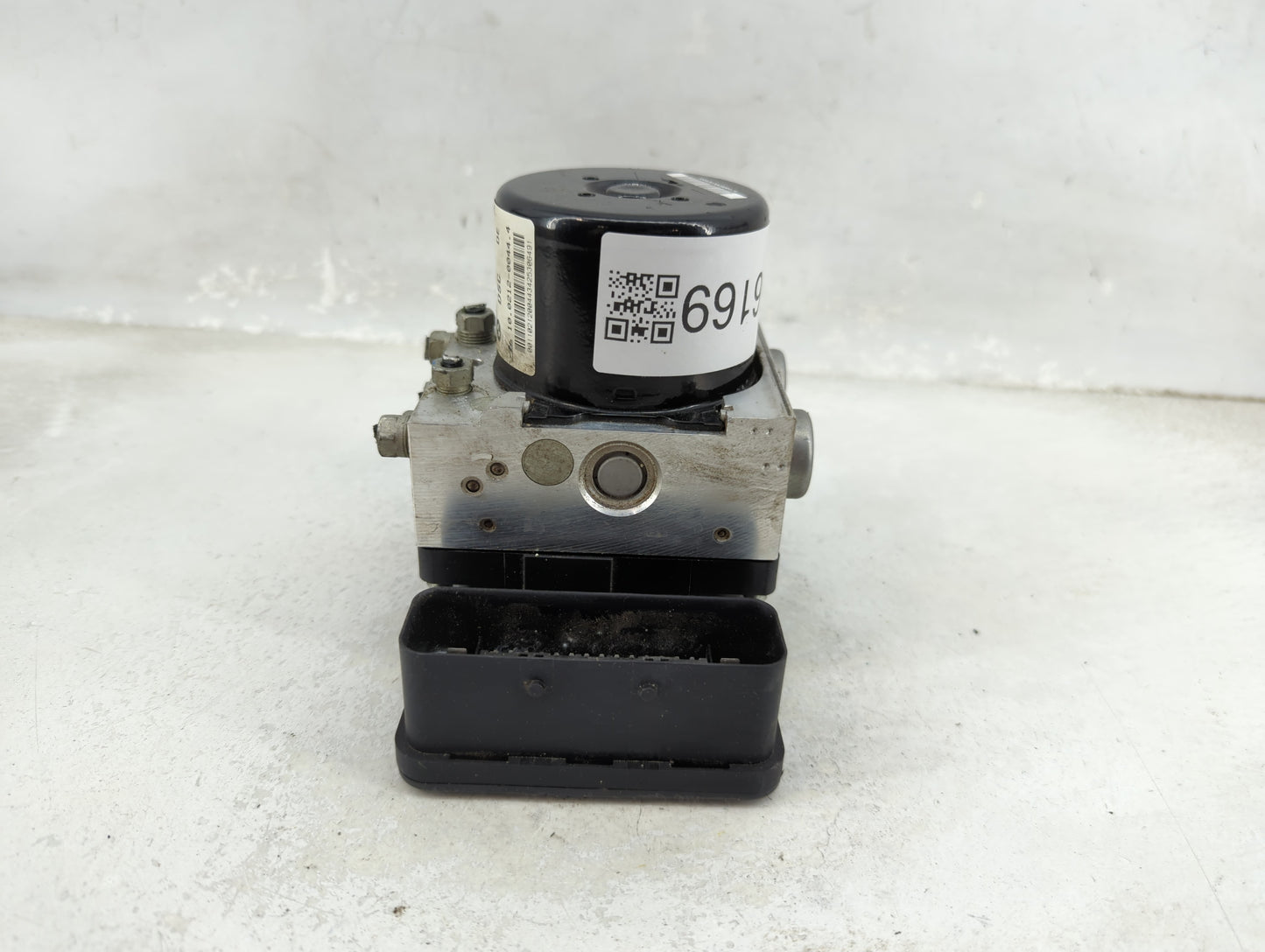 2006 Bmw 325i ABS Pump Control Module Replacement P/N:3451-6774929-01 Fits OEM Used Auto Parts - Oemusedautoparts1.com