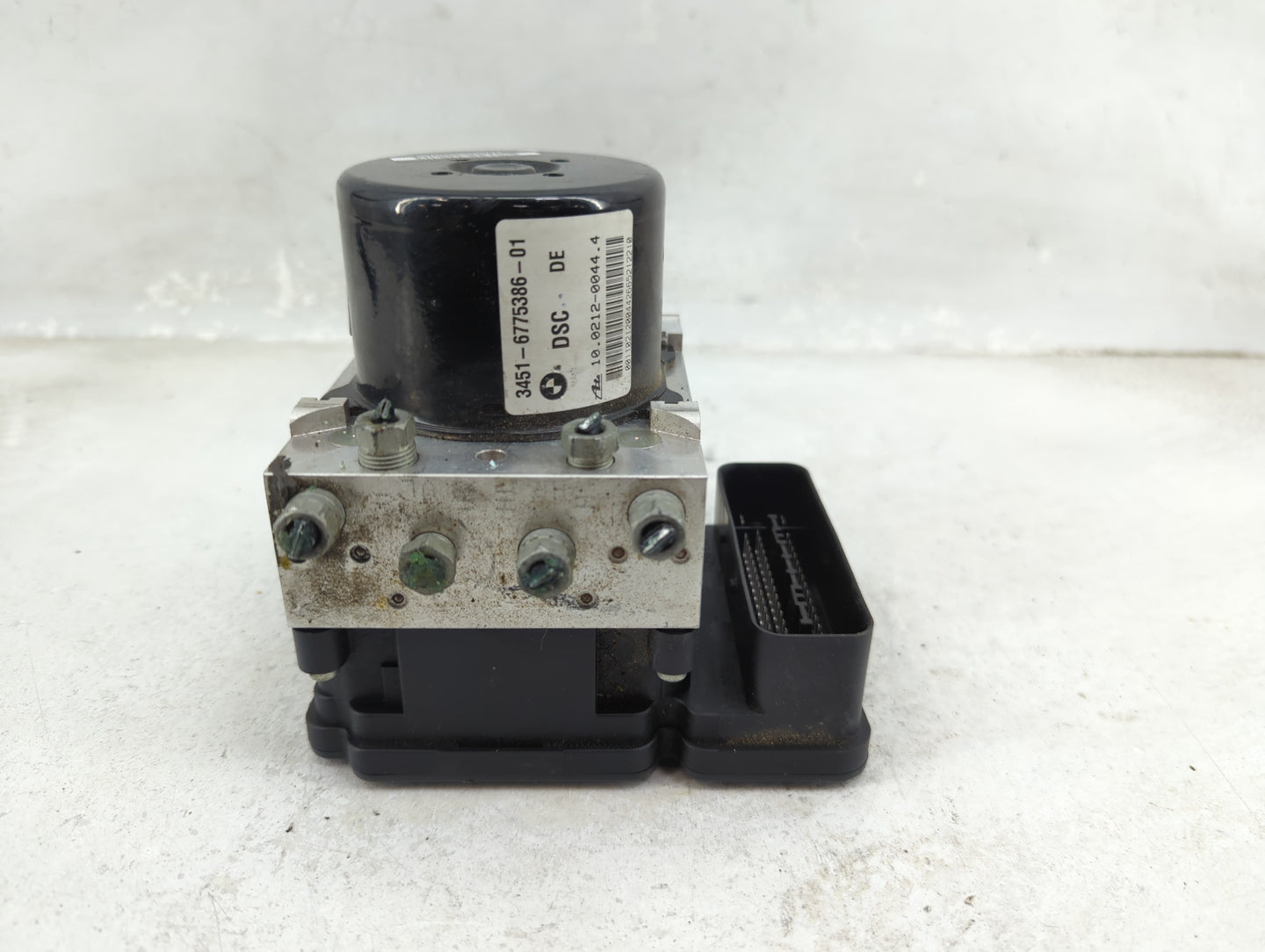 2006 Bmw 325i ABS Pump Control Module Replacement P/N:3451-6774929-01 Fits OEM Used Auto Parts - Oemusedautoparts1.com