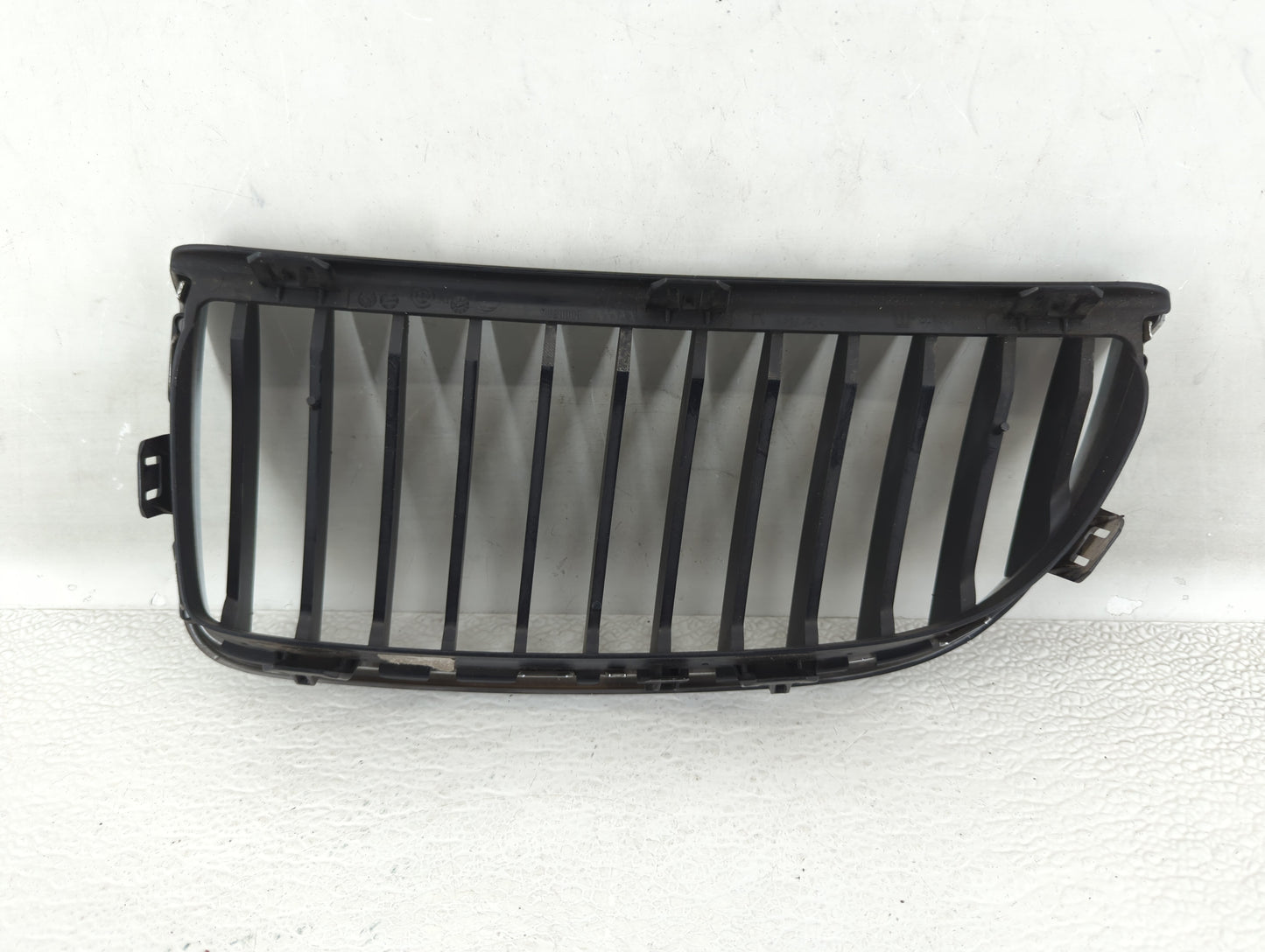 2006-2006 Bmw 325i Front Grille Bumper Not Included - Oemusedautoparts1.com