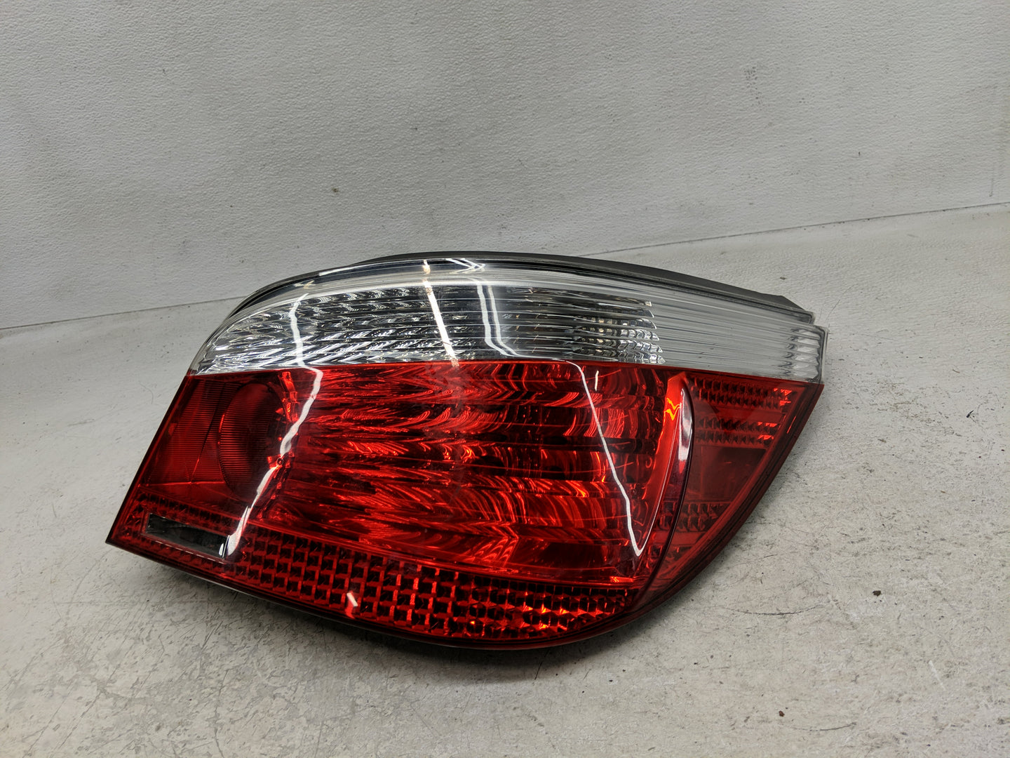 2004-2007 Bmw 525i Tail Light Assembly Passenger Right OEM Fits Fits 2004 2005 2006 2007 OEM Used Auto Parts - Oemusedautopa