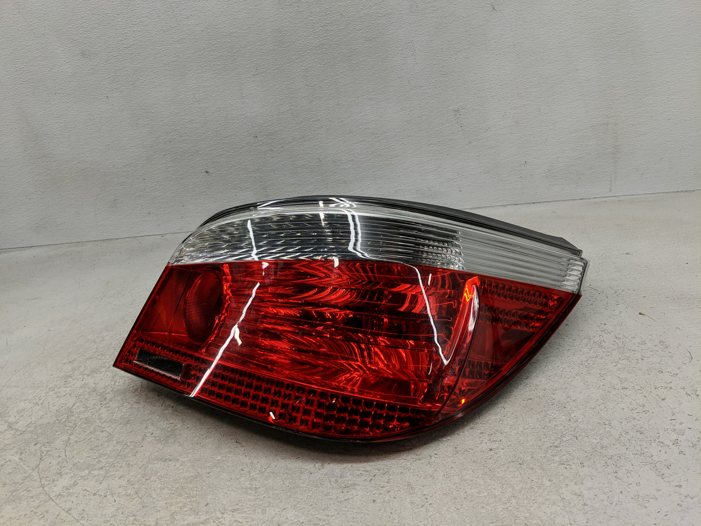 2004-2007 Bmw 525i Tail Light Assembly Passenger Right OEM P/N:2VP 008 679 6 910 798 Fits Fits 2004 2005 2006 2007 OEM Used 