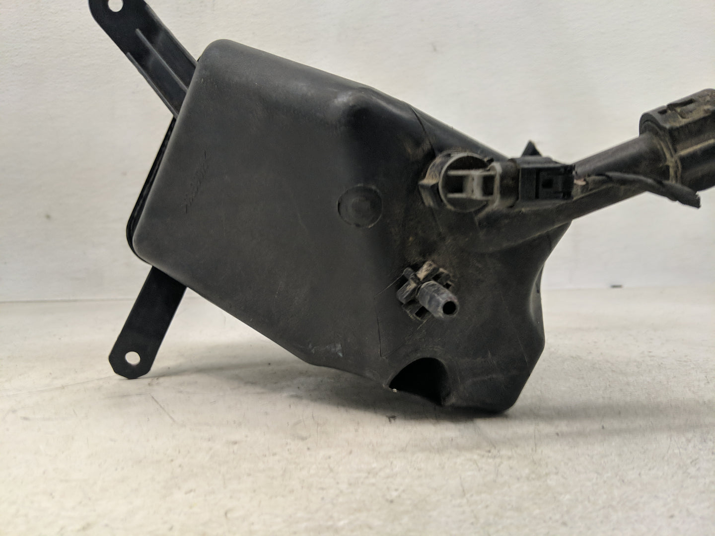 2004-2007 Bmw 525i Windshield Washer Fluid Reservoir Bottle Oem - Oemusedautoparts1.com