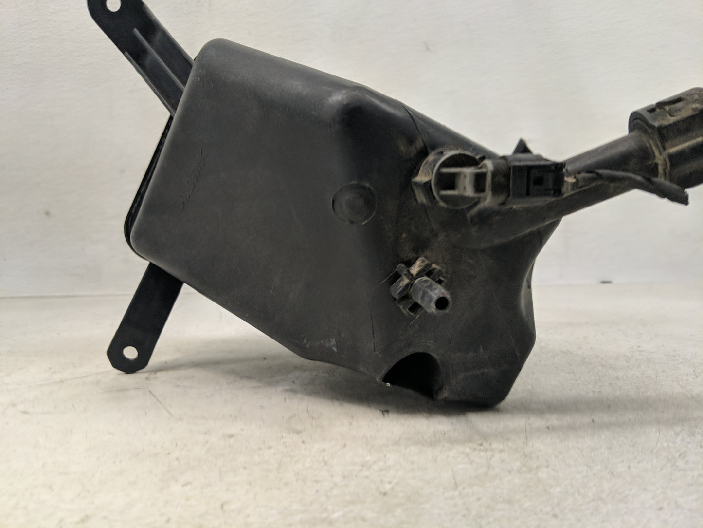 2004-2007 Bmw 525i Windshield Washer Fluid Reservoir Bottle Oem - Oemusedautoparts1.com