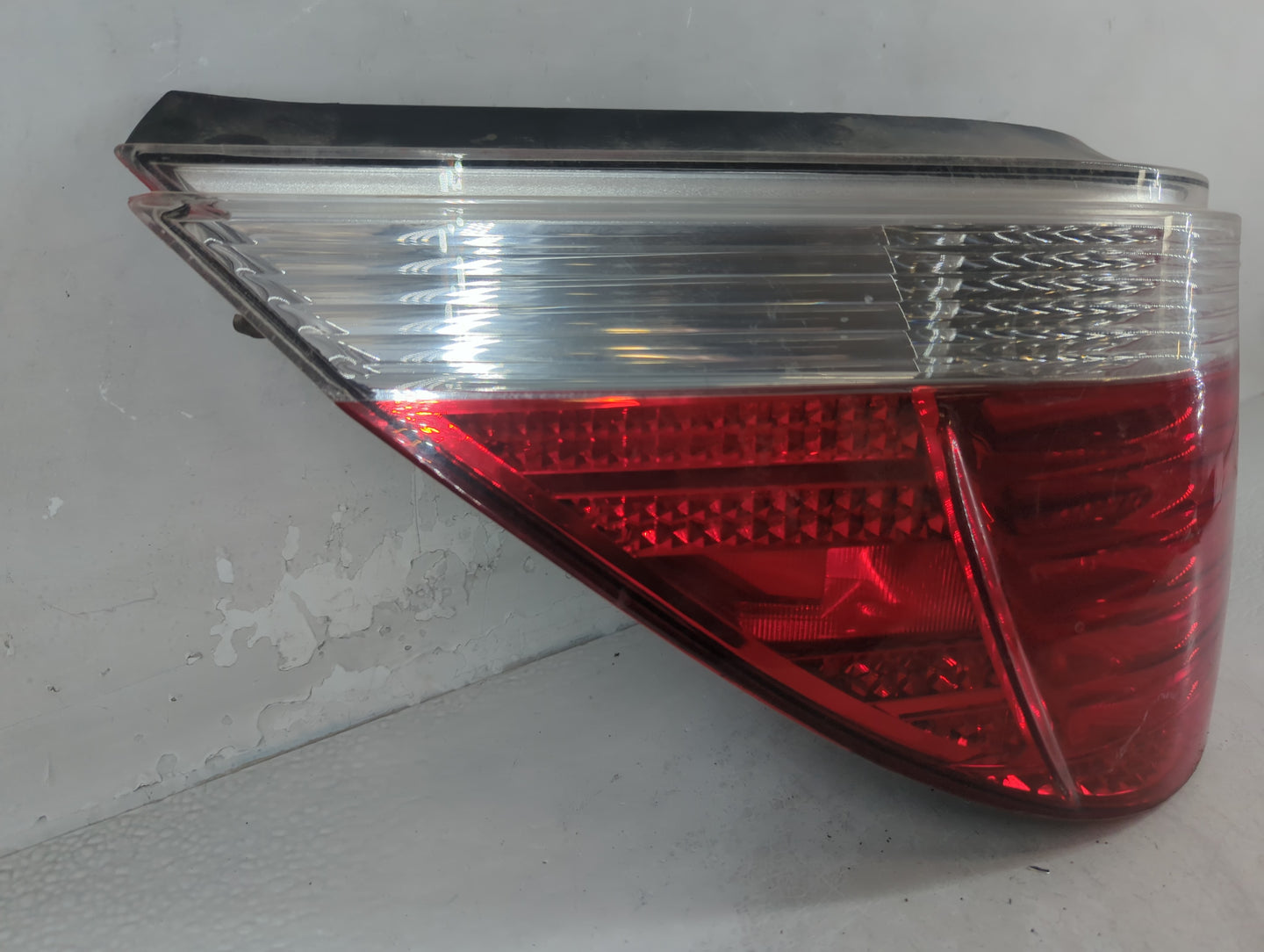 2004-2007 Bmw 530i Tail Light Assembly Passenger Right OEM P/N:7 165 739 Fits Fits 2004 2005 2006 2007 OEM Used Auto Parts -
