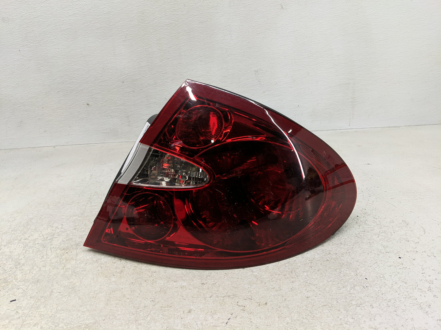 2005-2009 Buick Lacrosse Tail Light Assembly Passenger Right OEM P/N:10393852 Fits Fits 2005 2006 2007 2008 2009 OEM Used Au