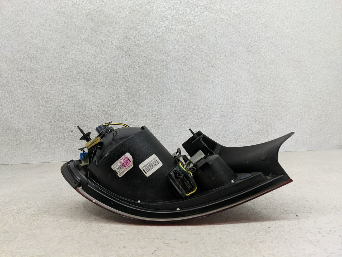 2005-2009 Buick Lacrosse Tail Light Assembly Passenger Right OEM P/N:10393852 Fits Fits 2005 2006 2007 2008 2009 OEM Used Au