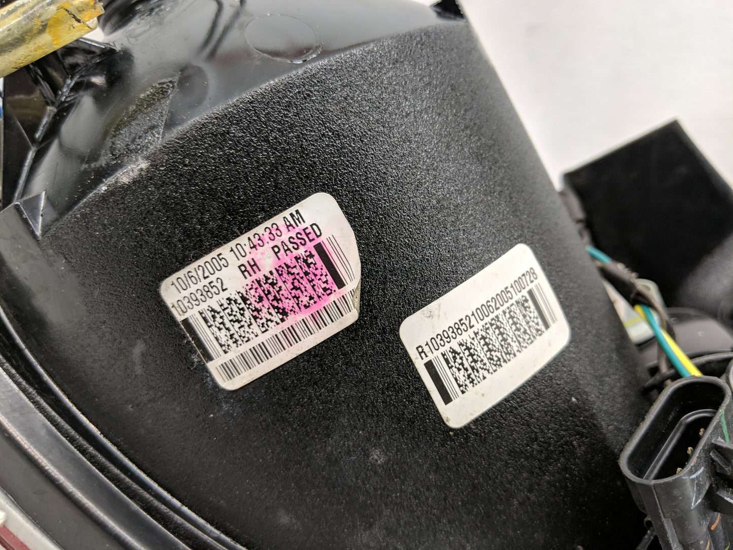 2005-2009 Buick Lacrosse Tail Light Assembly Passenger Right OEM P/N:10393852 Fits Fits 2005 2006 2007 2008 2009 OEM Used Au