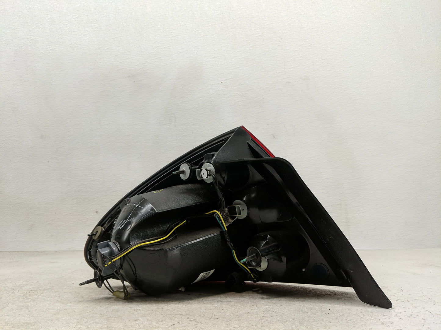 2005-2009 Buick Lacrosse Tail Light Assembly Passenger Right OEM P/N:10393852 Fits Fits 2005 2006 2007 2008 2009 OEM Used Au