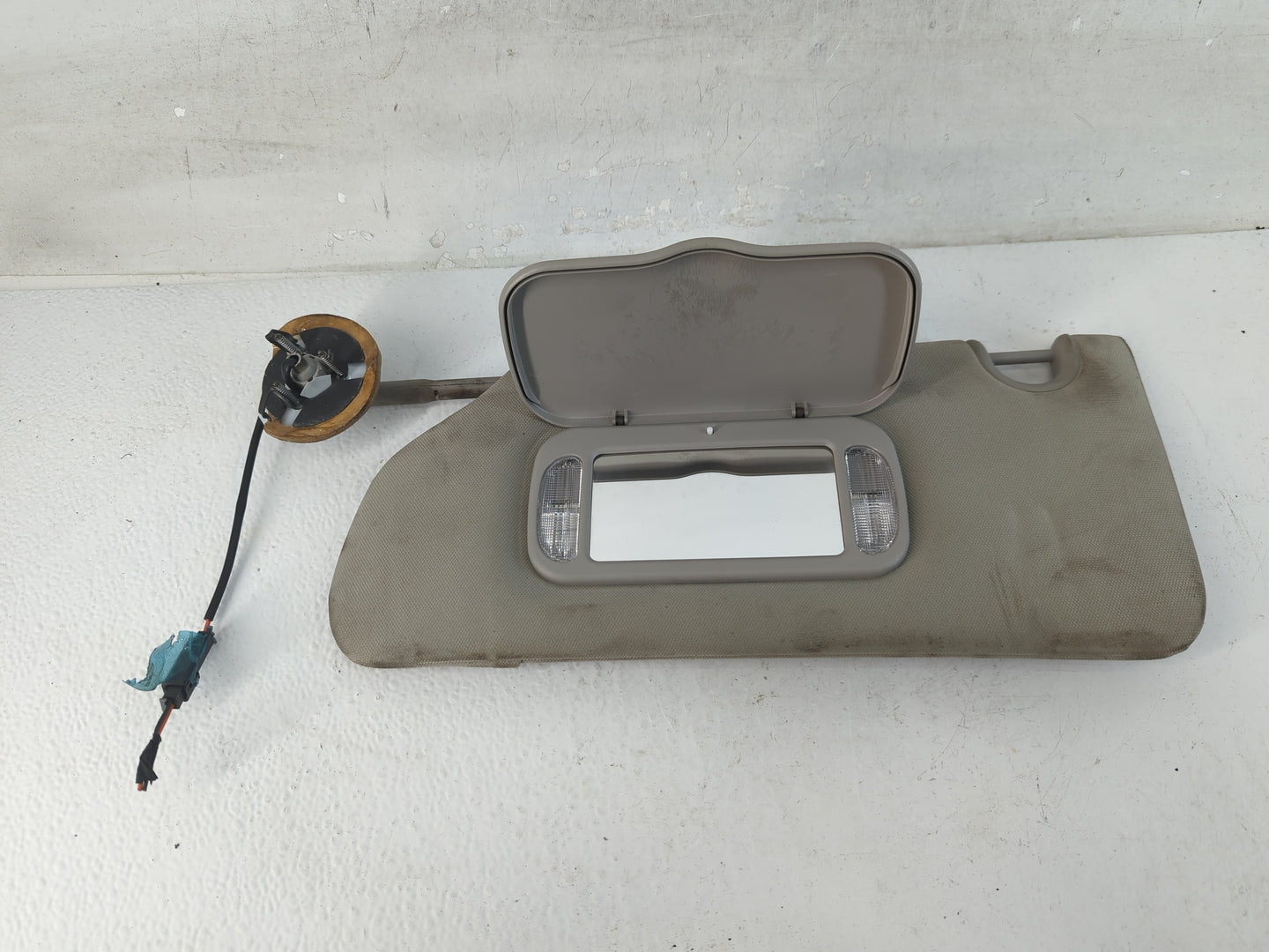 2006-2011 Buick Lucerne Sun Visor Shade Replacement Driver Left Mirror Fits Fits 2006 2007 2008 2009 2010 2011 OEM Used Auto