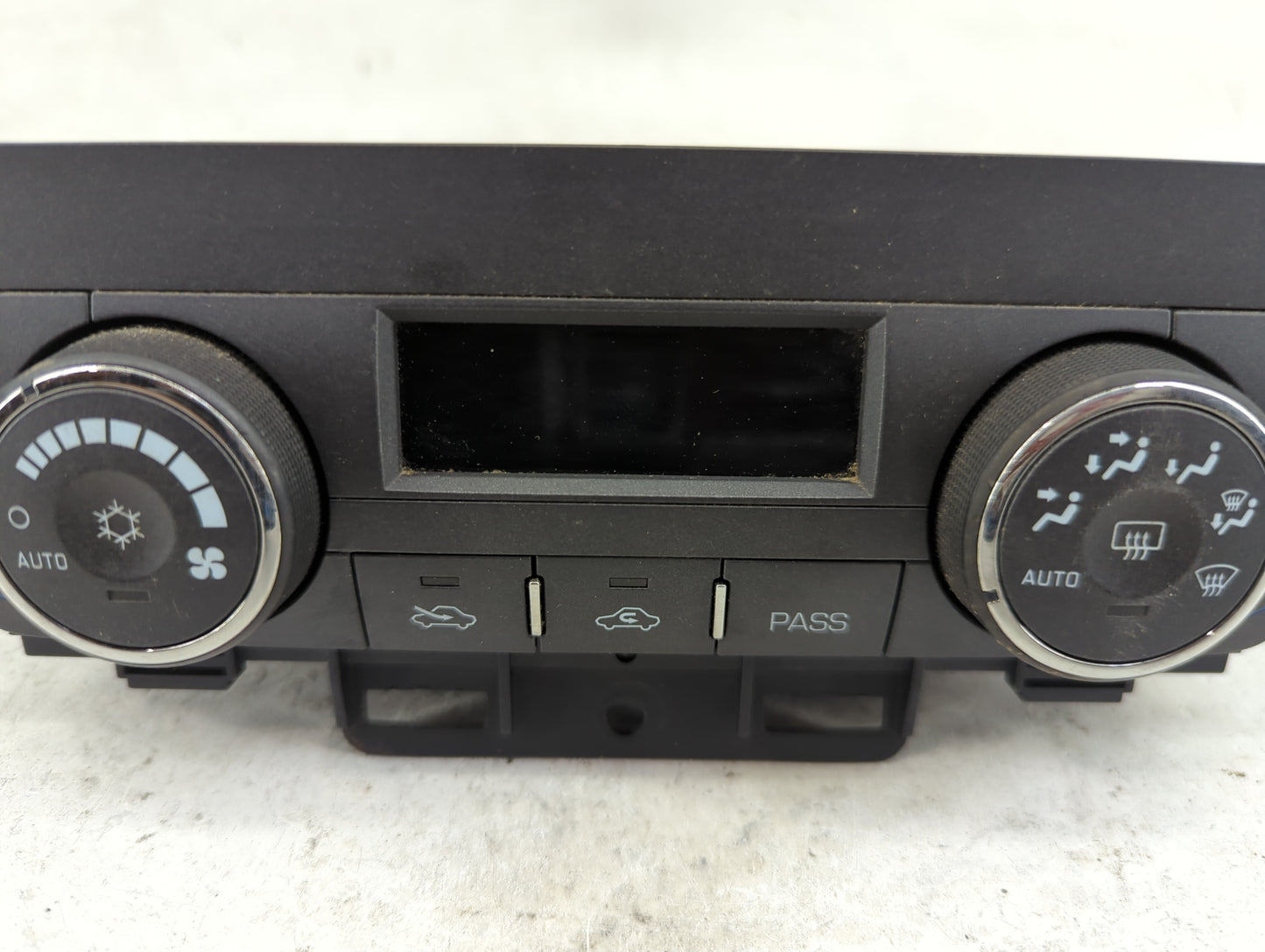 2006 Buick Lucerne Climate Control Module Temperature AC/Heater Replacement P/N:15861055 Fits OEM Used Auto Parts - Oemuseda