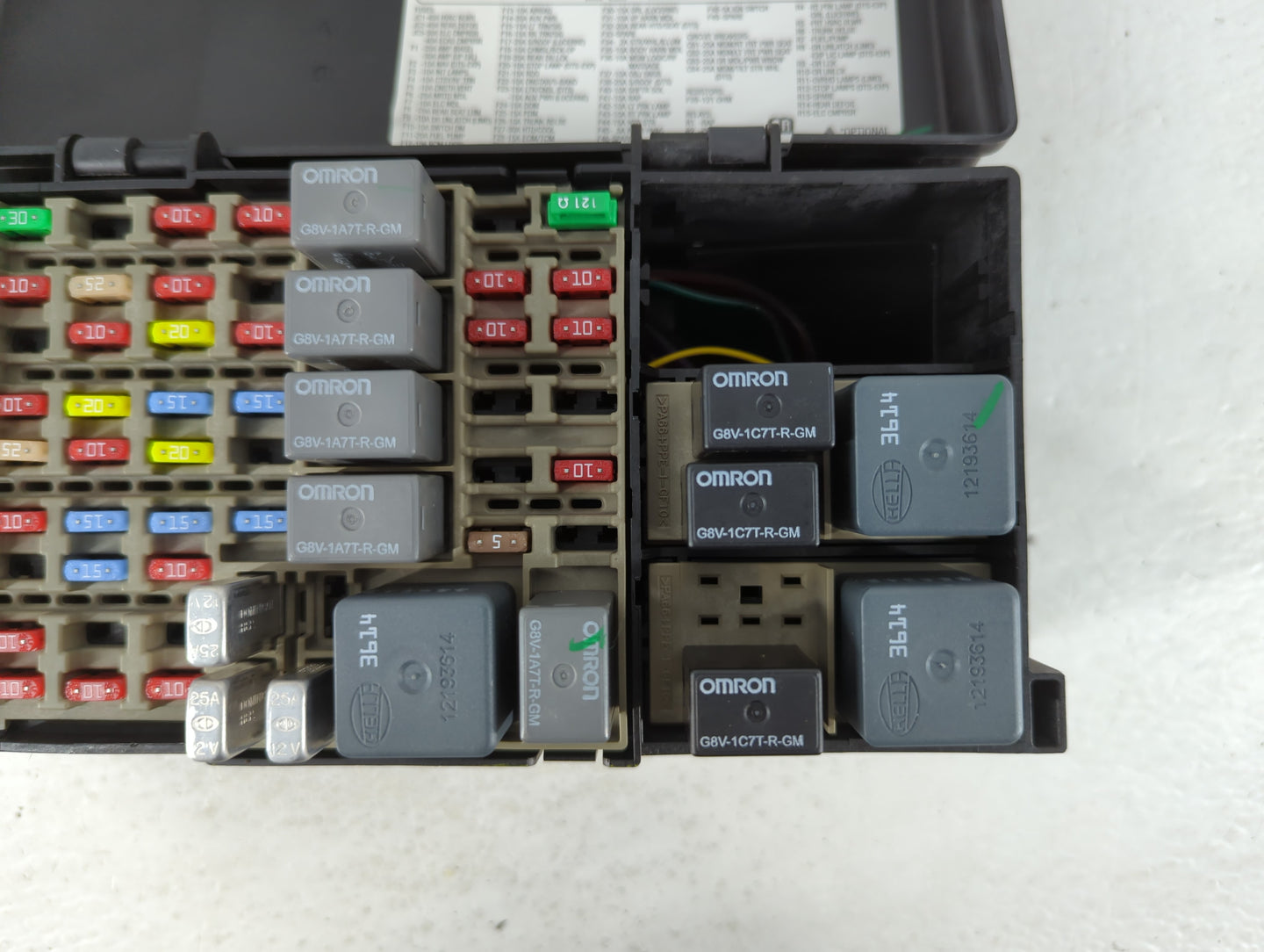 2006-2007 Buick Lucerne Fusebox Fuse Box Panel Relay Module P/N:15825718 Fits Fits 2006 2007 OEM Used Auto Parts - Oemusedau