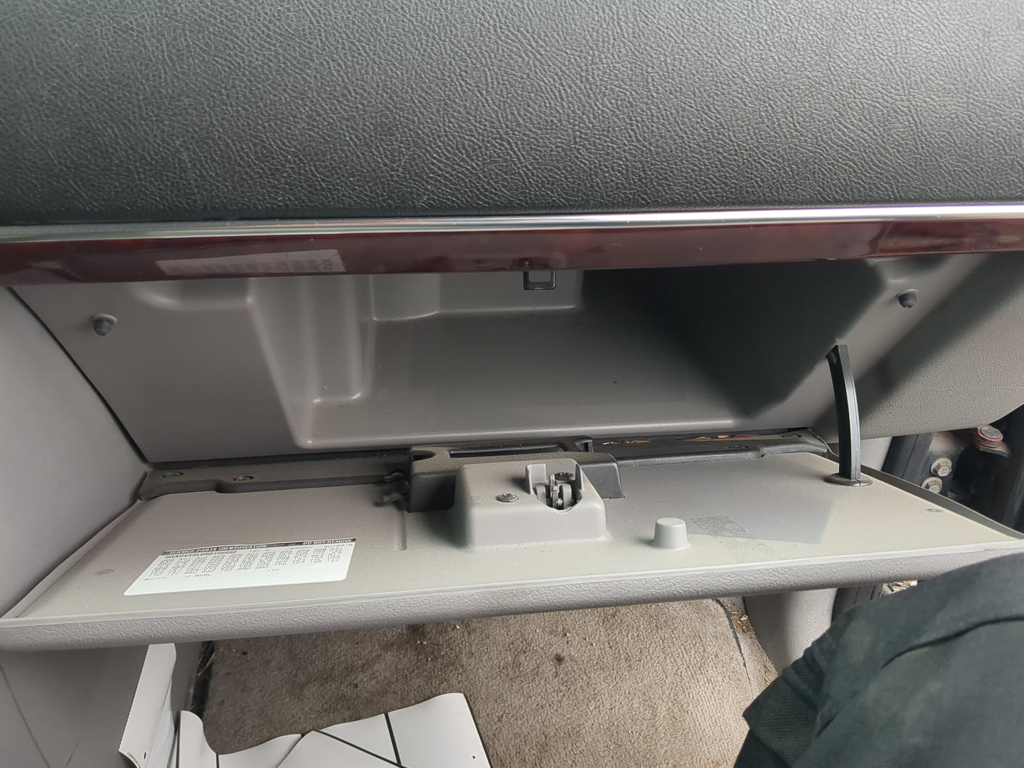 2006 Buick Terraza Passenger Glove Box Door Storage Compartment - Oemusedautoparts1.com