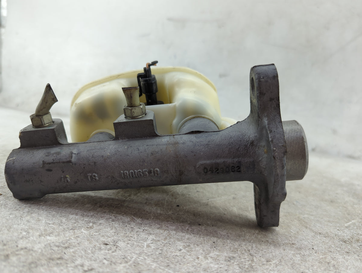 2006-2008 Cadillac Dts Brake Master Cylinder 1512026 - Oemusedautoparts1.com