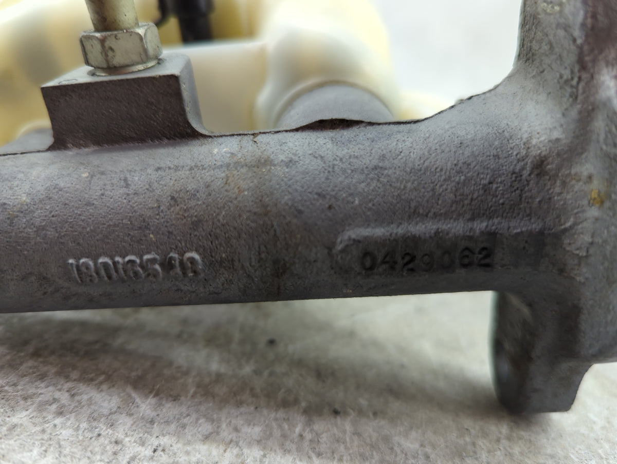 2006-2008 Cadillac Dts Brake Master Cylinder 1512026 - Oemusedautoparts1.com