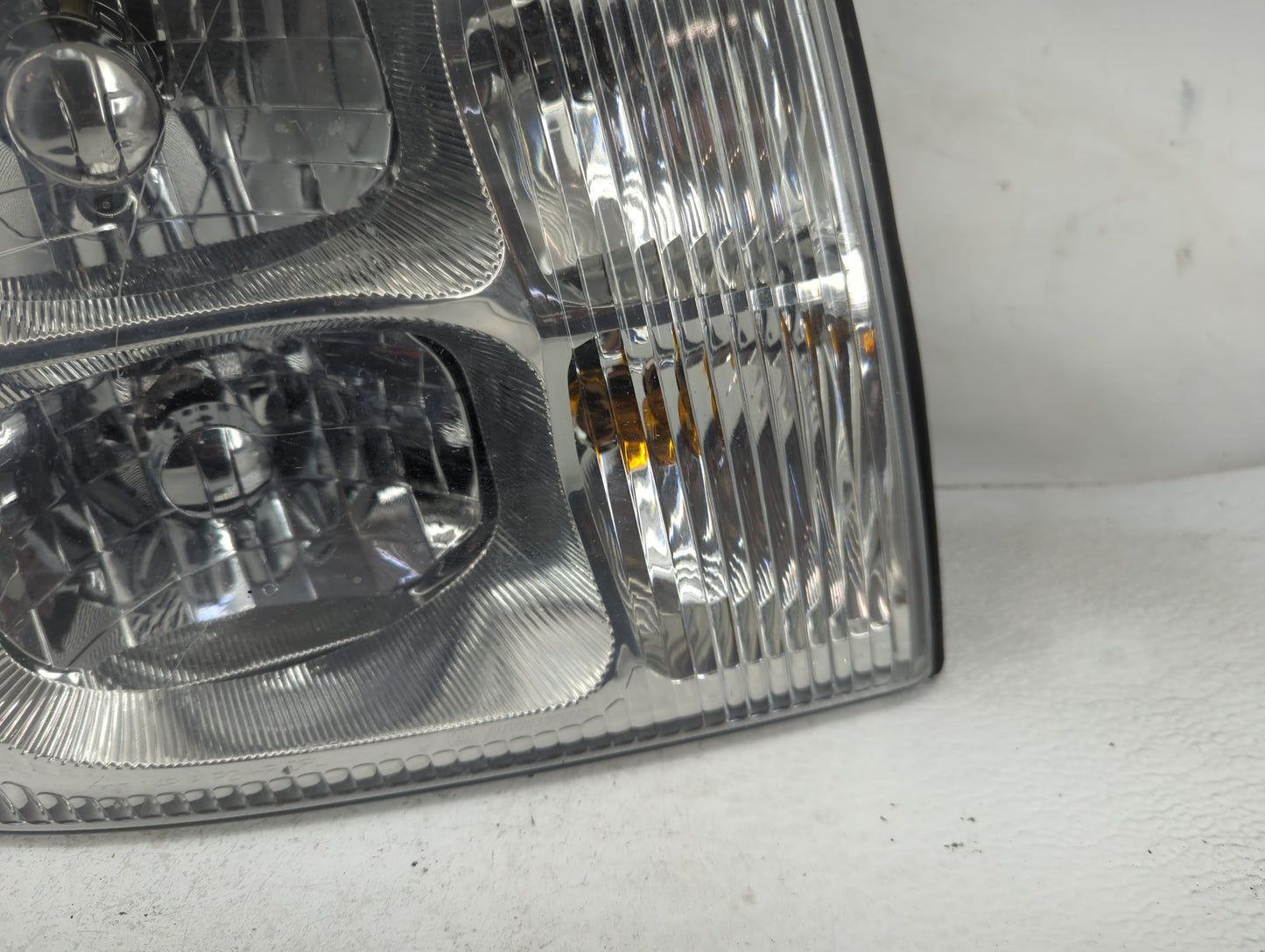 2005 Cadillac Escalade Passenger Right Oem Head Light Headlight Lamp - Oemusedautoparts1.com