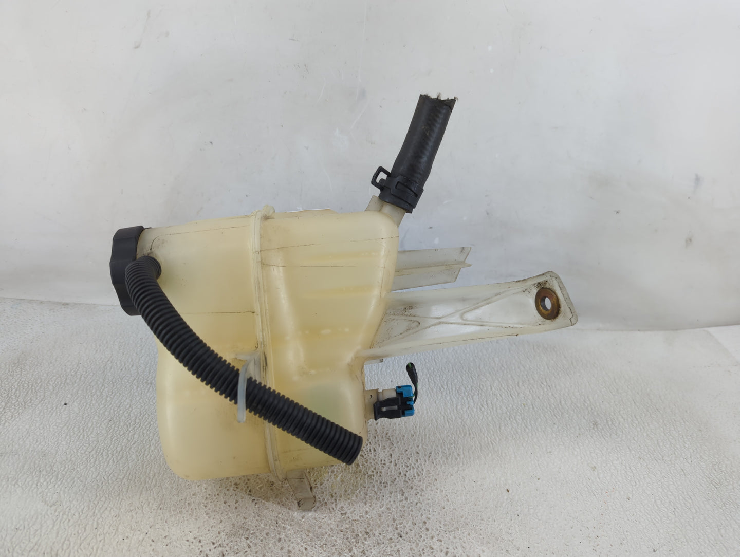 2004-2006 Cadillac Srx Radiator Coolant Overflow Expansion Tank Bottle - Oemusedautoparts1.com