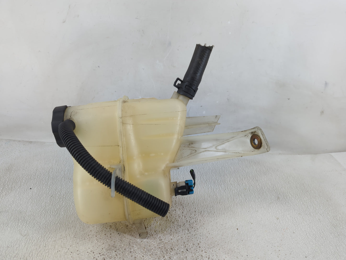 2004-2006 Cadillac Srx Radiator Coolant Overflow Expansion Tank Bottle 1232246 - Oemusedautoparts1.com