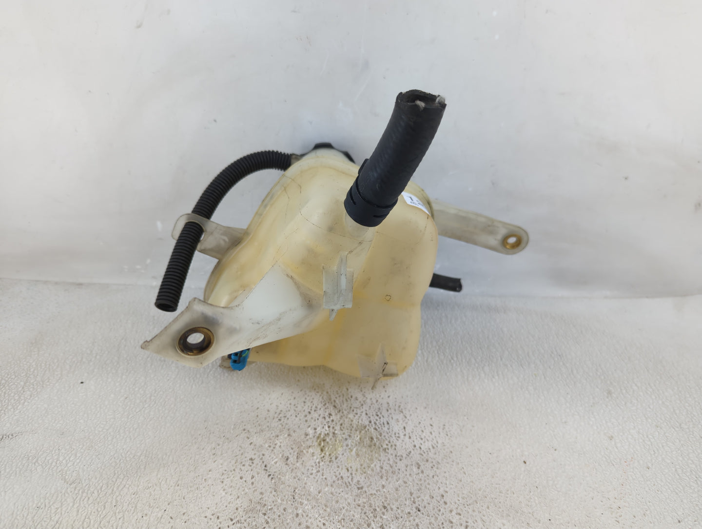 2004-2006 Cadillac Srx Radiator Coolant Overflow Expansion Tank Bottle 1232246 - Oemusedautoparts1.com