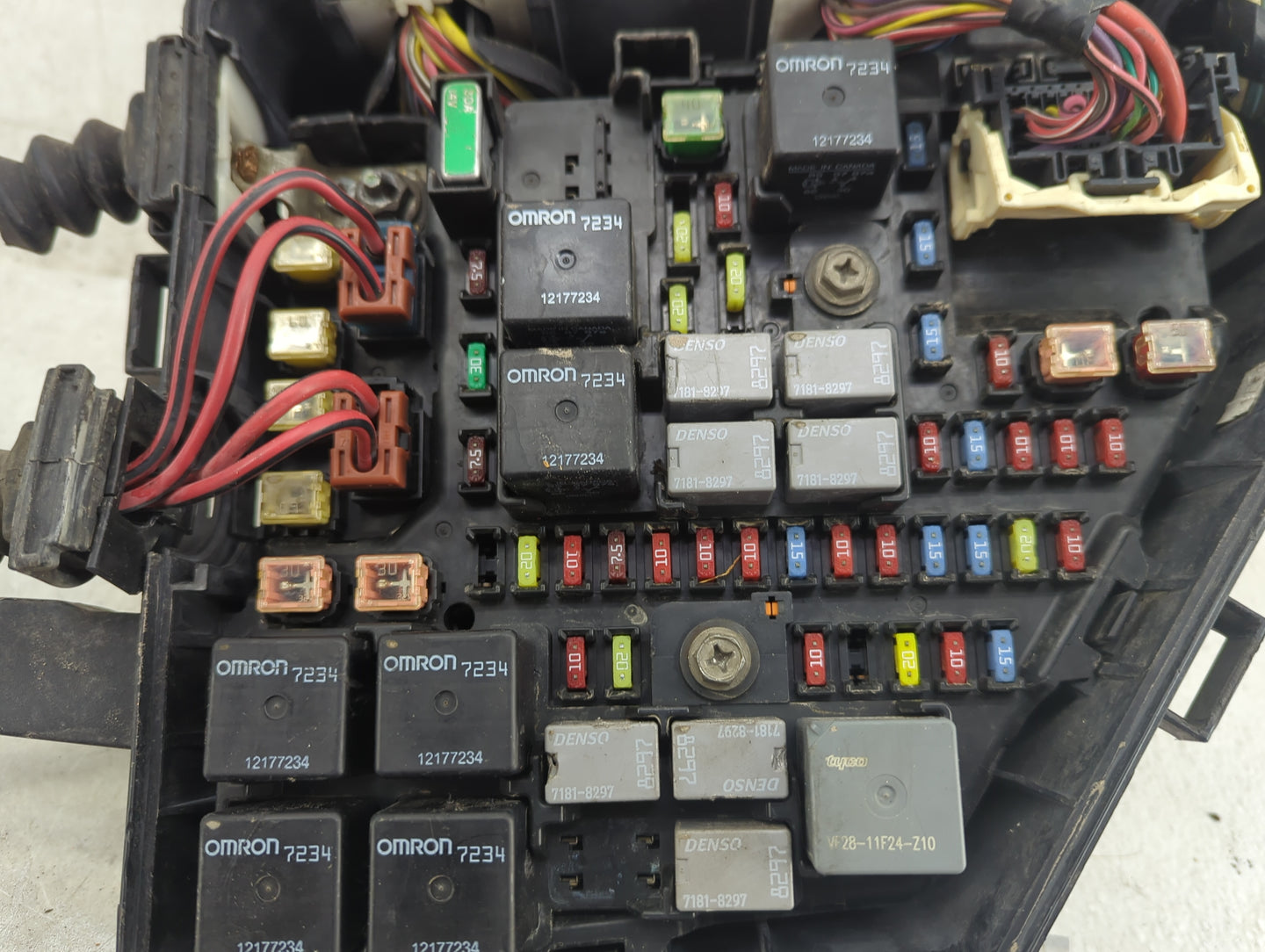 2006 Cadillac Sts Fusebox Fuse Box Panel Relay Module Fits OEM Used Auto Parts - Oemusedautoparts1.com
