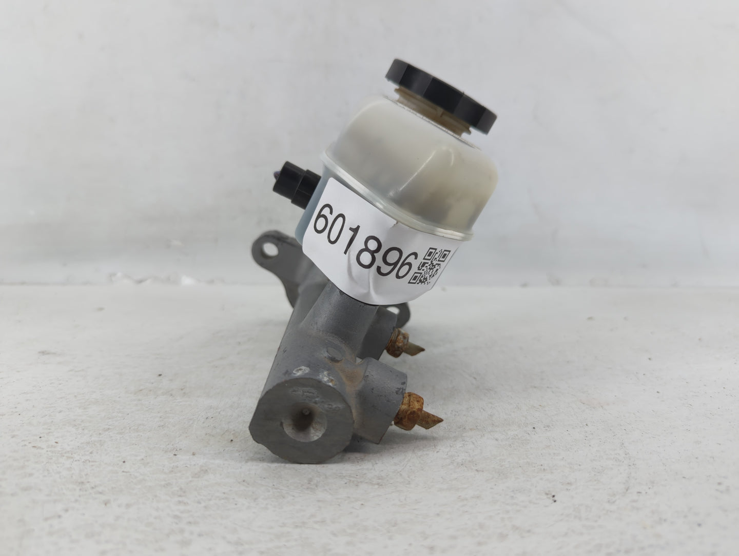 2004-2008 Cadillac Xlr Brake Master Cylinder Silver - Oemusedautoparts1.com