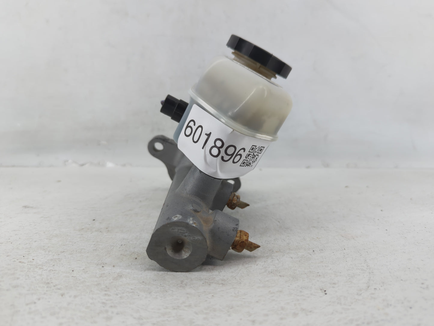 2004-2008 Cadillac Xlr Brake Master Cylinder Silver - Oemusedautoparts1.com