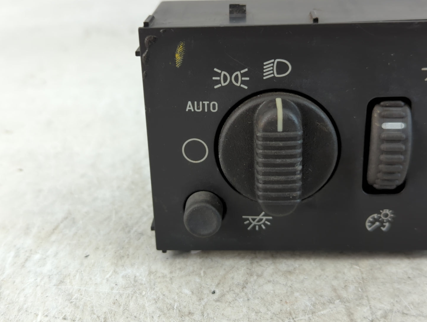 2006 Chevrolet Avalanche Headlight Lamp Control Switch - Oemusedautoparts1.com
